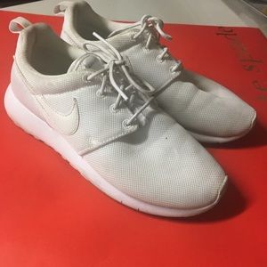 white nike roshes
